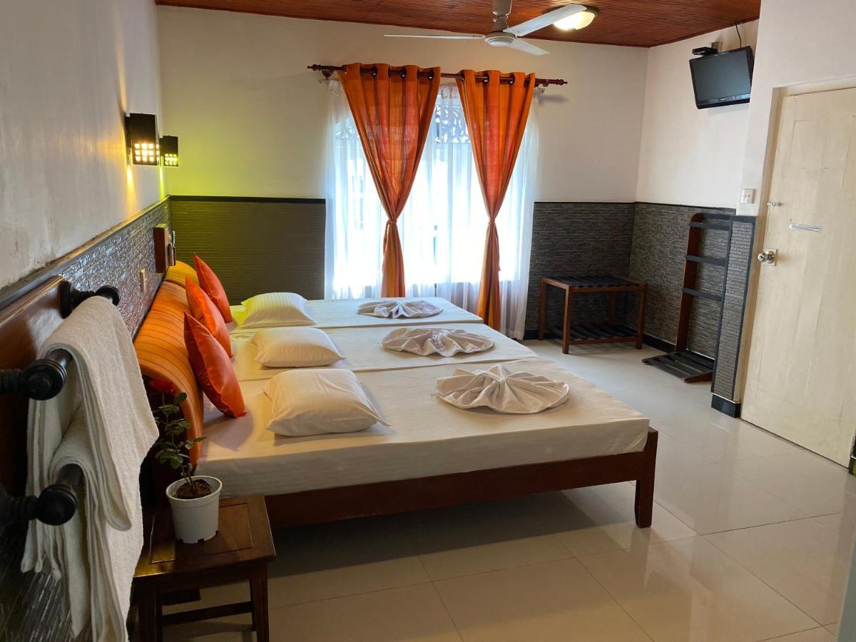 Beach Walk Hotel Unawatuna Buitenkant foto
